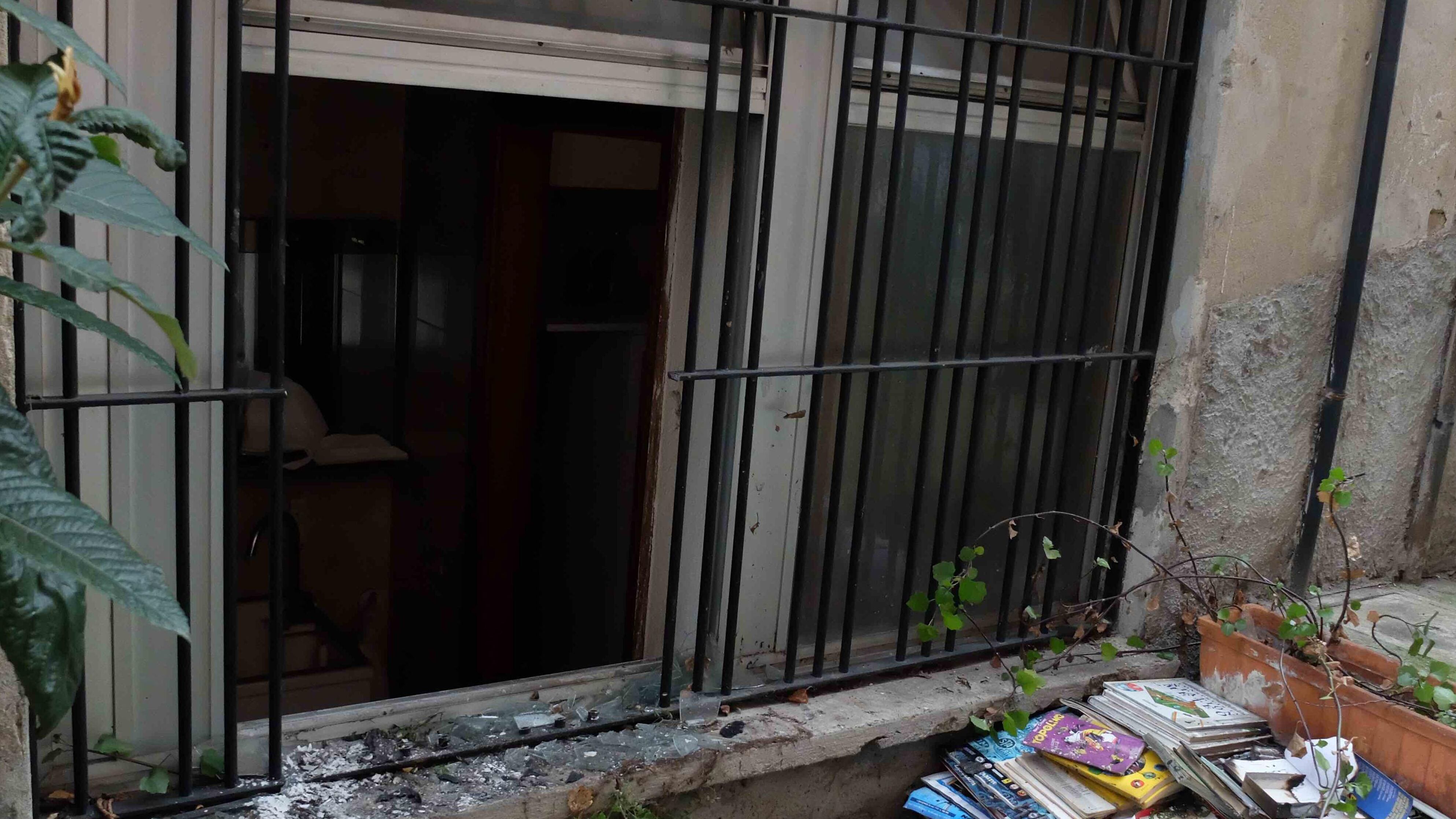 Fa la mostra su Charlie Hebdo e gli incendiano la redazione