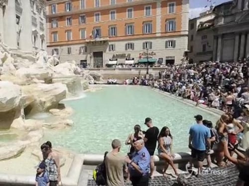 Fontana di Trevi, ora la Raggi si prende pure le monetine della Caritas