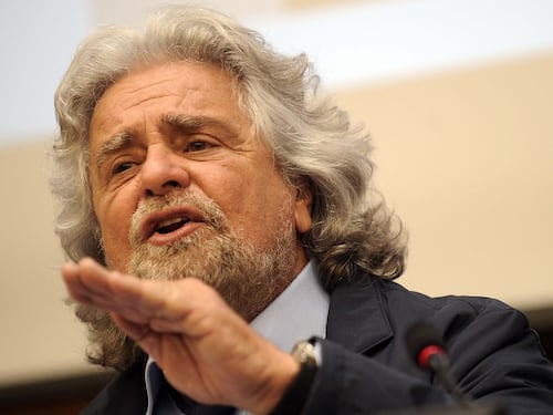Grillo esulta (sotto voce): "M5S virus inarrestabile"
