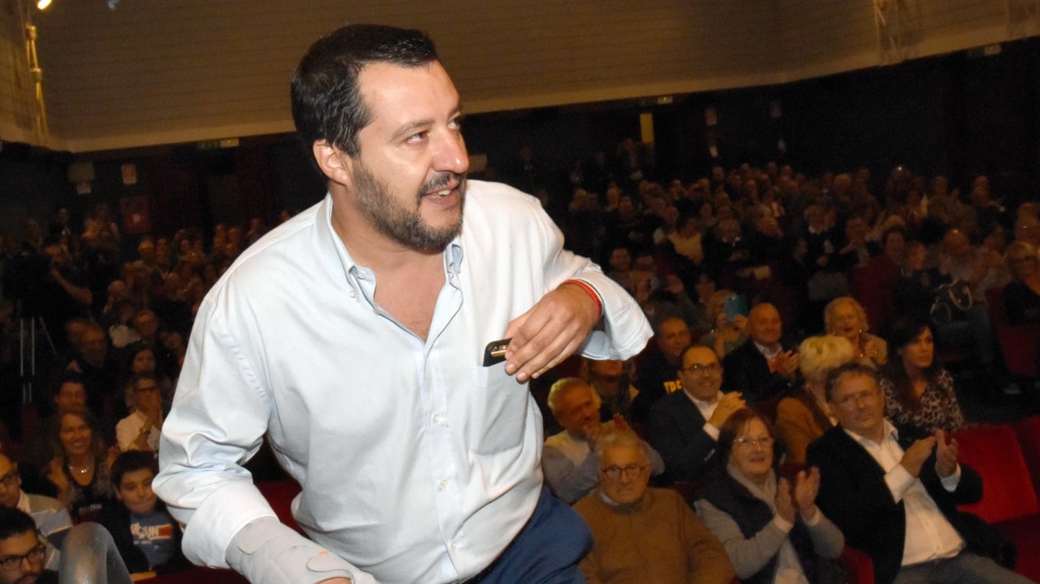 Salvini: "L'Ue vuole l'Italia serva. Avanti pure se manda truppe d'occupazione"