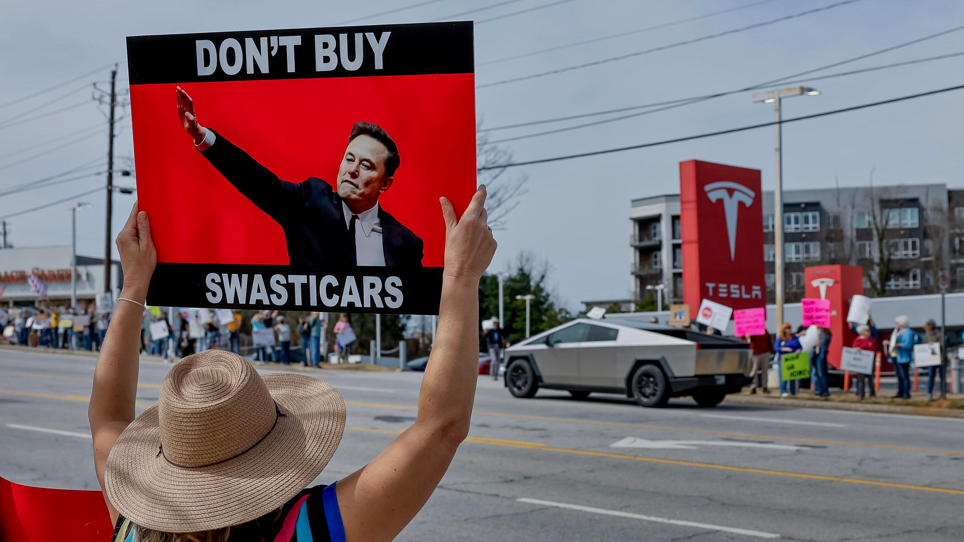 Tesla si schianta sulla Grande Muraglia