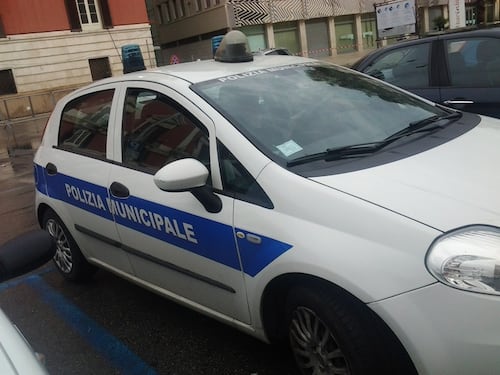 Tre notti in albergo senza pagare, denunciati cinque stranieri