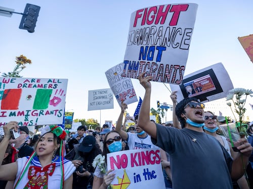 Usa, aria da "guerra civile". Milioni contro Donald: arriva la Guardia nazionale
