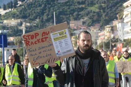 La marcia dei gilet jaunes verso la frontiera di Ventimiglia 3