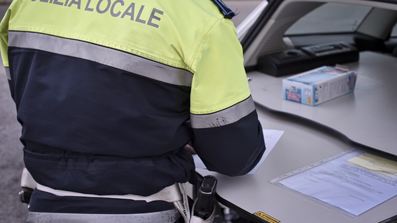 Investe un bengalese e tenta di darsi alla fuga: quasi linciato in strada
