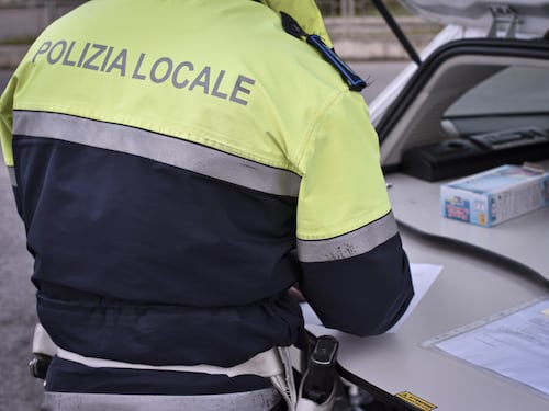 Torino, si ammassano in un magazzino per pregare: "Chiesa chiusa, qui ritroviamo Dio"