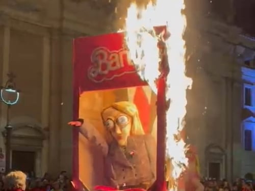 Carnevalone Liberato, bruciato il “bammoccio” della Meloni