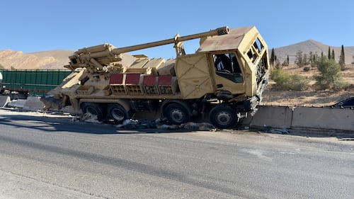 Carcassa di un mezzo dell'esercito di Assad alle porte di Damasco