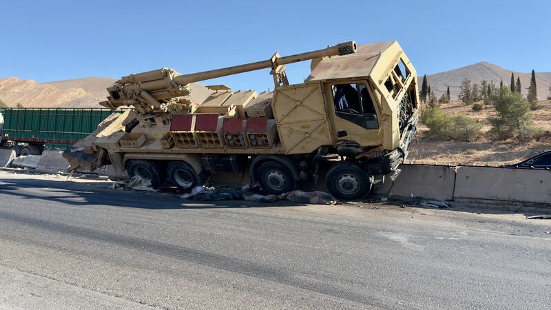 Carcassa di un mezzo dell'esercito di Assad alle porte di Damasco