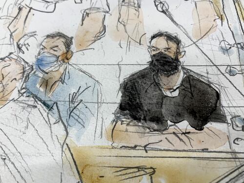 Parigi processa il terrore. "Soldato dell'Isis", "Porco". Sul Bataclan è subito caos