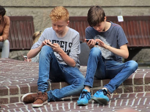 Whatsapp, la foto del figlio sulla chat dei genitori. E scatta la denuncia