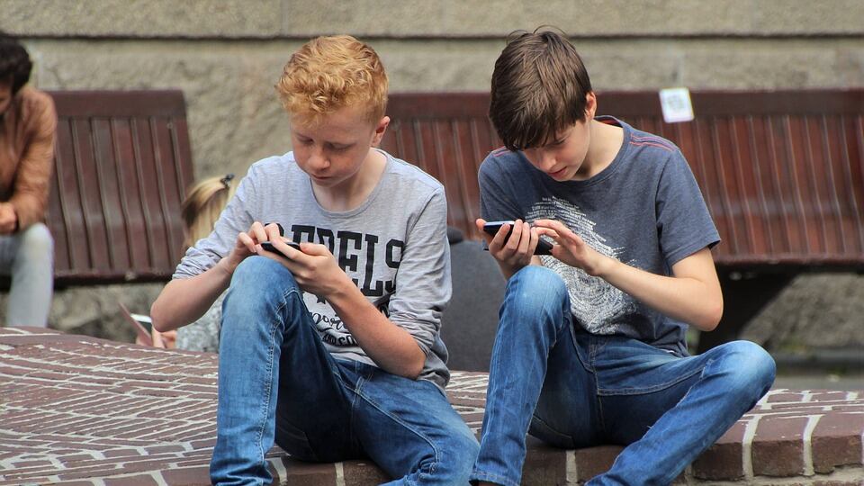 Whatsapp, la foto del figlio sulla chat dei genitori. E scatta la denuncia