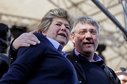 Il bacio della pace ​tra Camusso e Landini 2