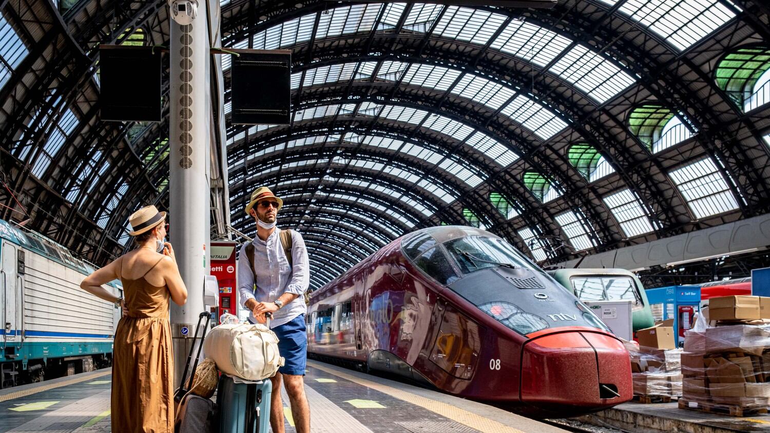 Regole su treni e aerei. Il Cts prepara la stretta: rischio caos nei cieli