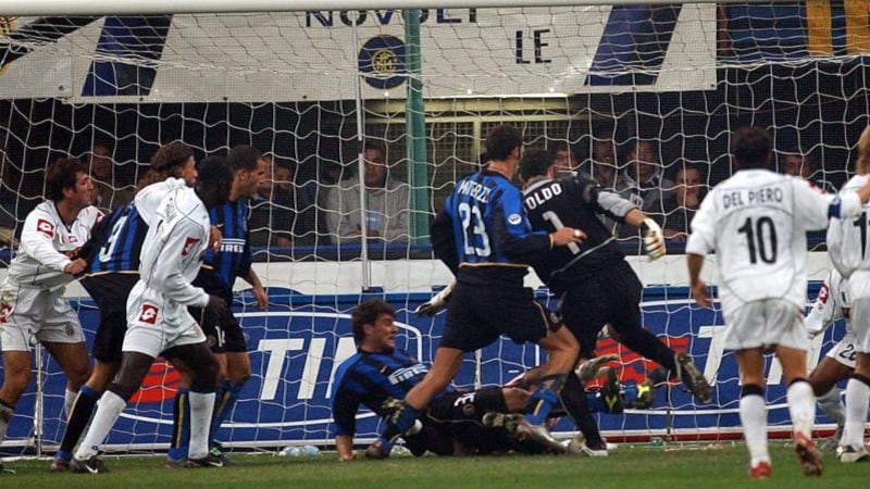Toldo favorisce il gol di Vieri caricando Buffon