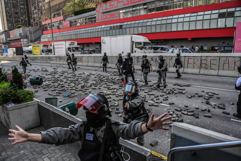 Hong Kong, agente spara a un manifestante 4