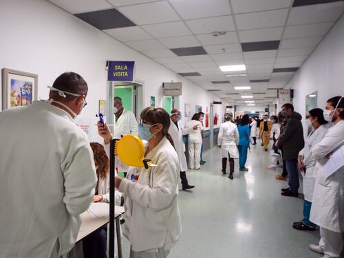 Il boom dei 20enni finiti in ospedale. E il governo pensa alle scuole chiuse