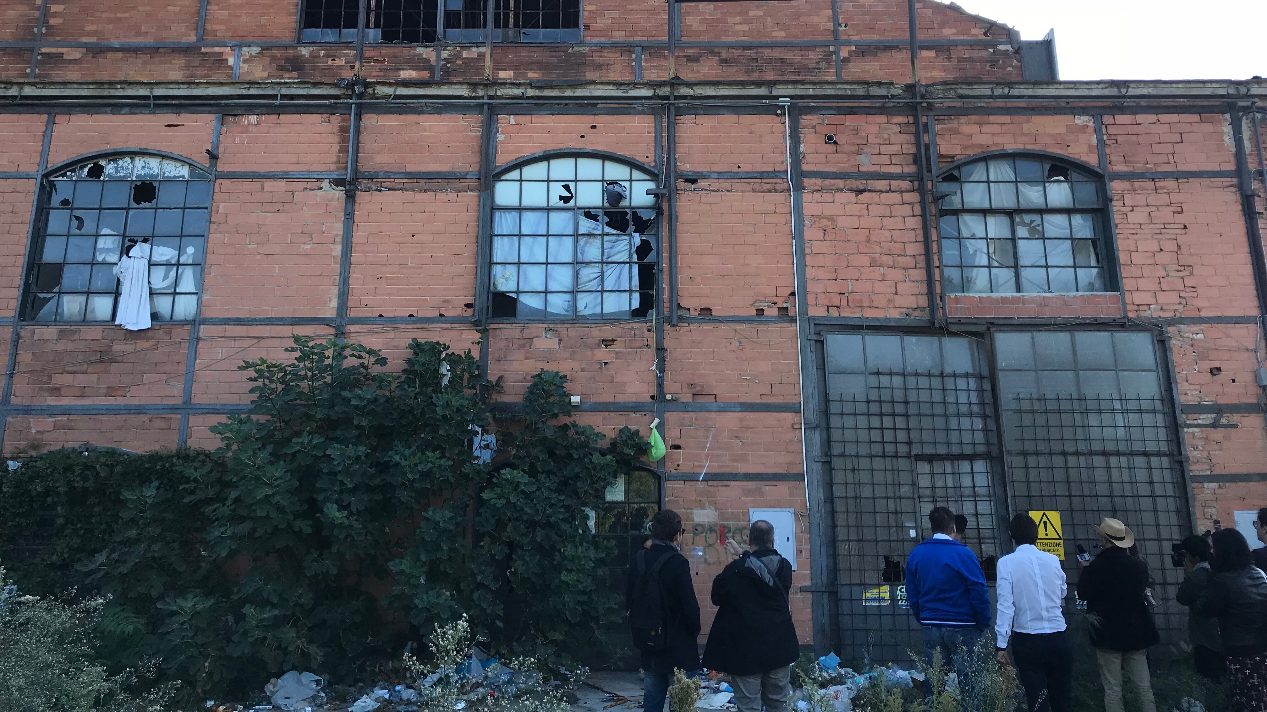 Firenze, blitz nello stabile del presunto stupratore della studentessa