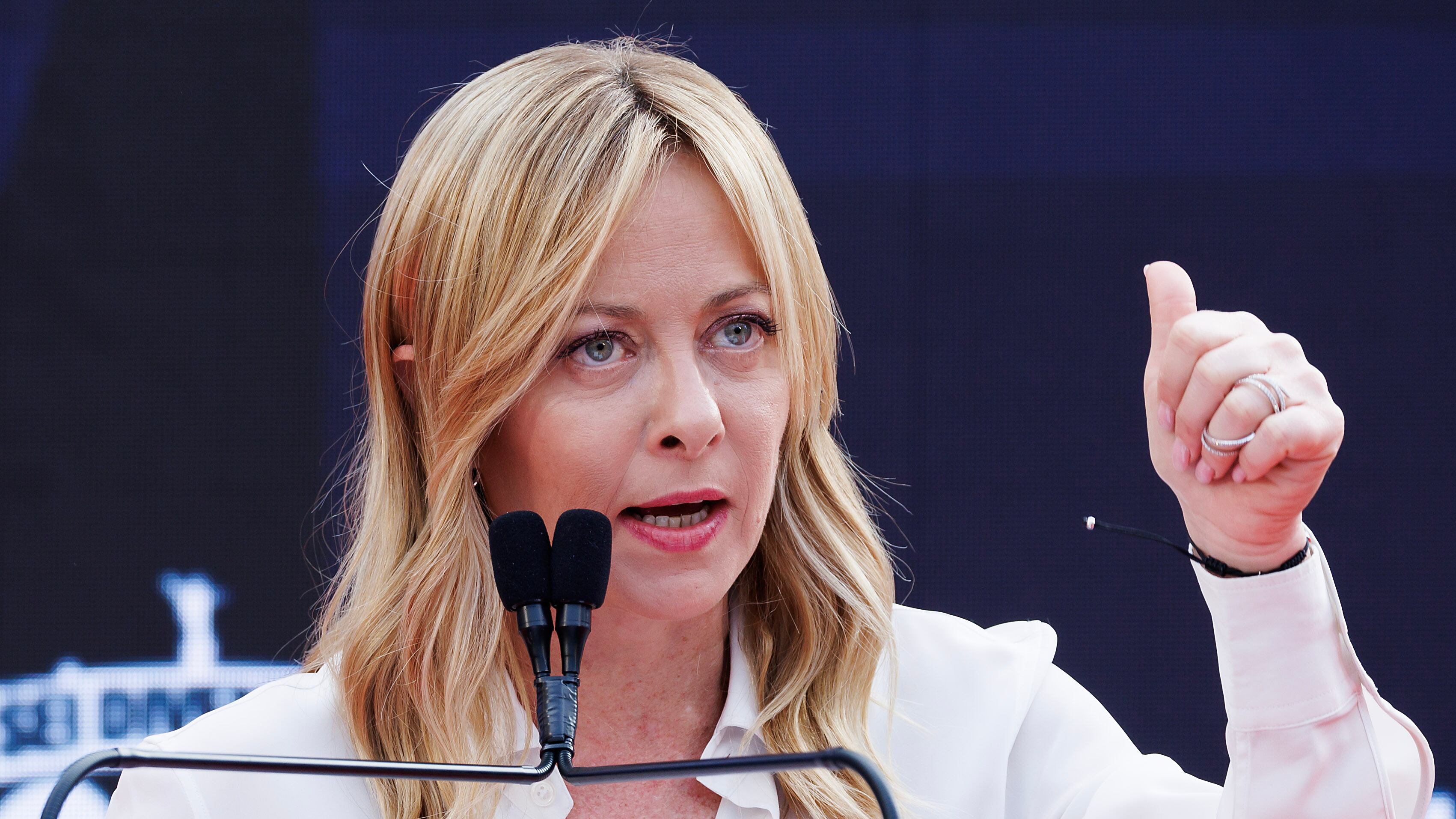 "Grazie Meloni, che schiaffo in faccia per Macron": le Figaro loda l'iniziativa del premier italiano