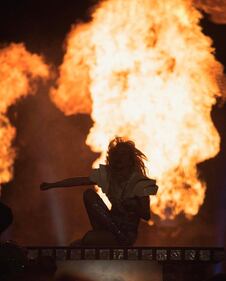 Lady Gaga sexy e glitterata al Super Bowl 29