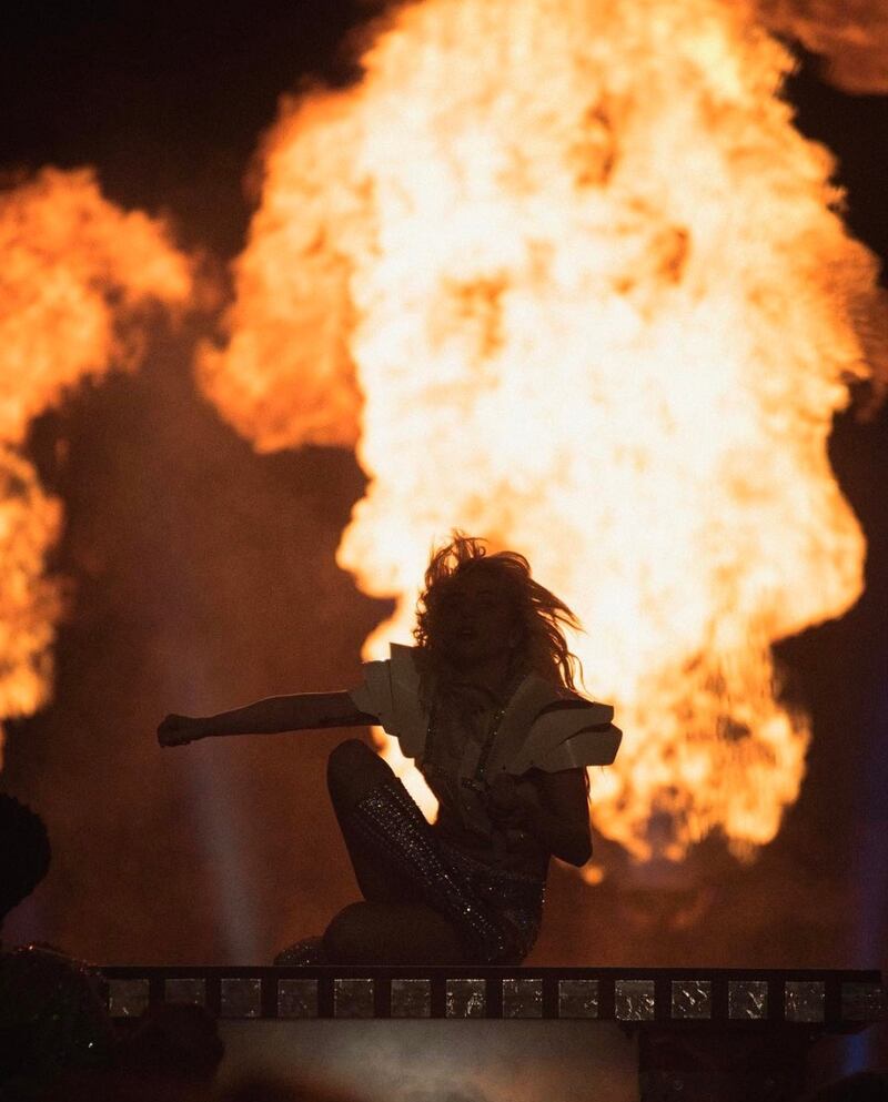 Lady Gaga sexy e glitterata al Super Bowl 29