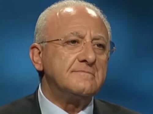 De Luca inguaia professionisti e autonomi: pubblica nomi e Iban di chi prende il bonus