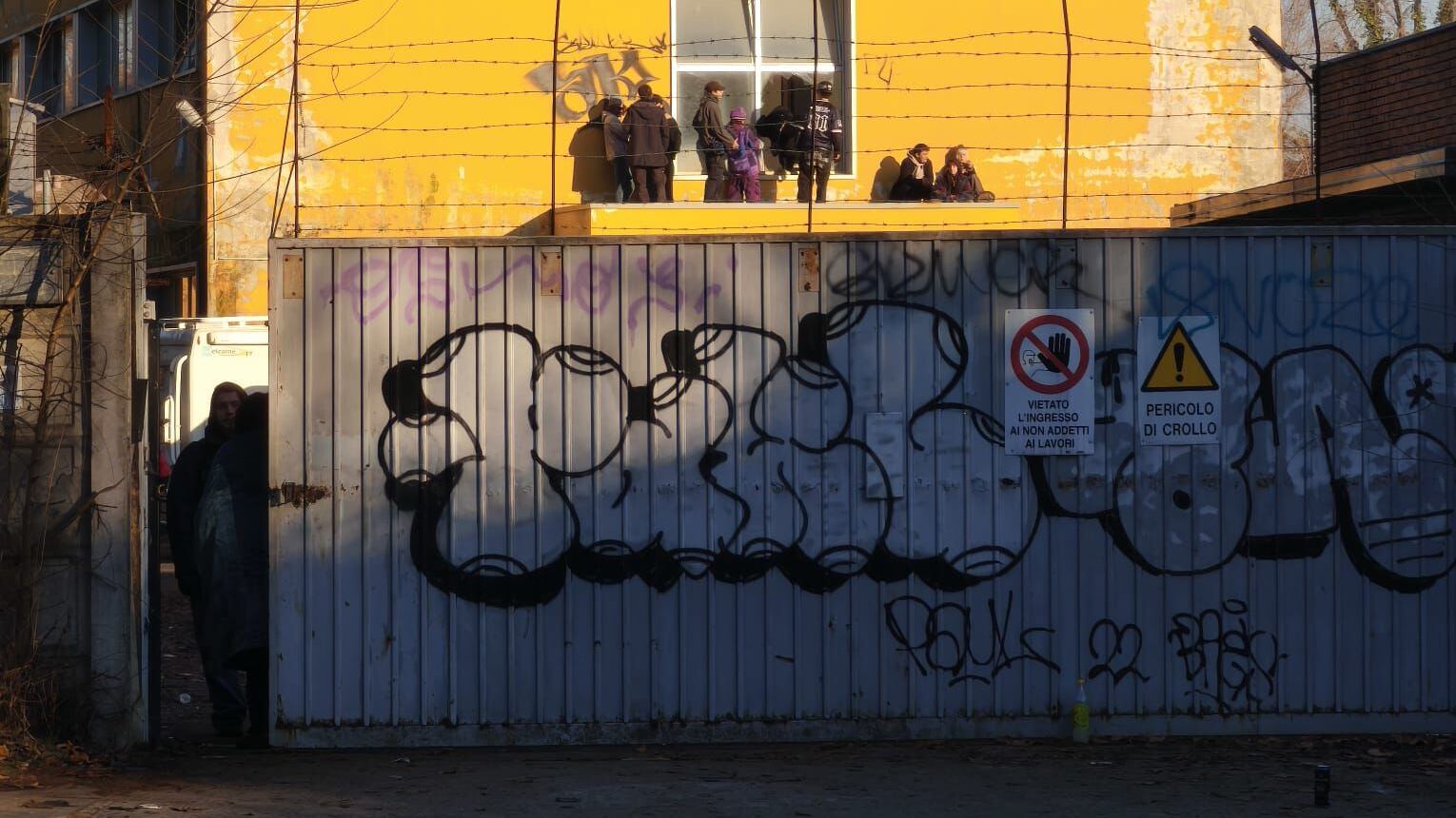 Bologna, prima occupazione abusiva del 2026: ex caserma presa d’assalto dai centri sociali