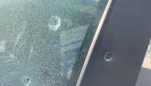 Sparatoria a Taranto, le foto: auto crivellata, 2 poliziotti feriti 1