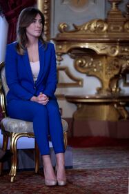 Tacco alto, vestito blu e décolleté: il giuramento del ministro Boschi 5