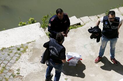 Roma, trovato il corpo di una donna sotto Ponte Sisto 8
