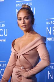 Jennifer Lopez hot in rosa carne 2