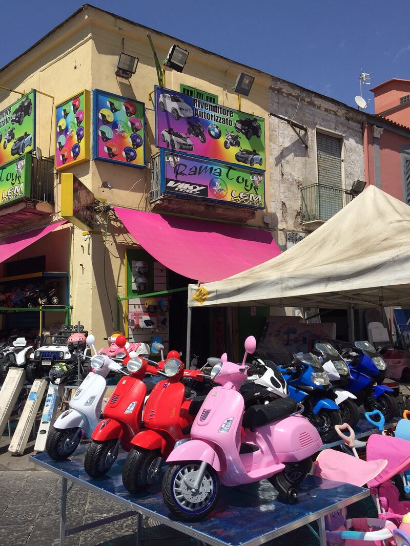Napoli, il porto e il quartiere Mercato 6