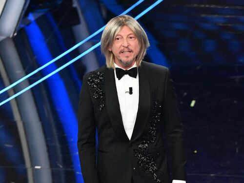 Amadeus con la parrucca: torna Maria De Filippi