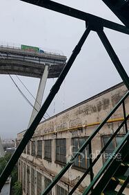 Macerie e macchine schiacciate: le foto 3