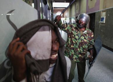 Kenya: polizia usa gas lacrimogeni contro i manifestanti 9