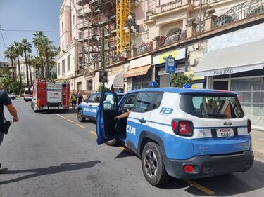 Richiedente asilo sale su una gru per protesta a Sanremo 9