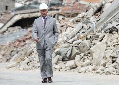 Amatrice, il principe Carlo in visita nel paese distrutto dal terremoto 5