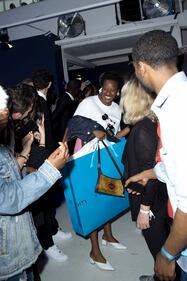 Rihanna sorprende i fan all'inaugurazione di "Fenty pop up Store" 7