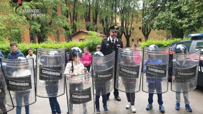 Se fanno scandalo perfino i bambini che giocano a fare i Carabinieri