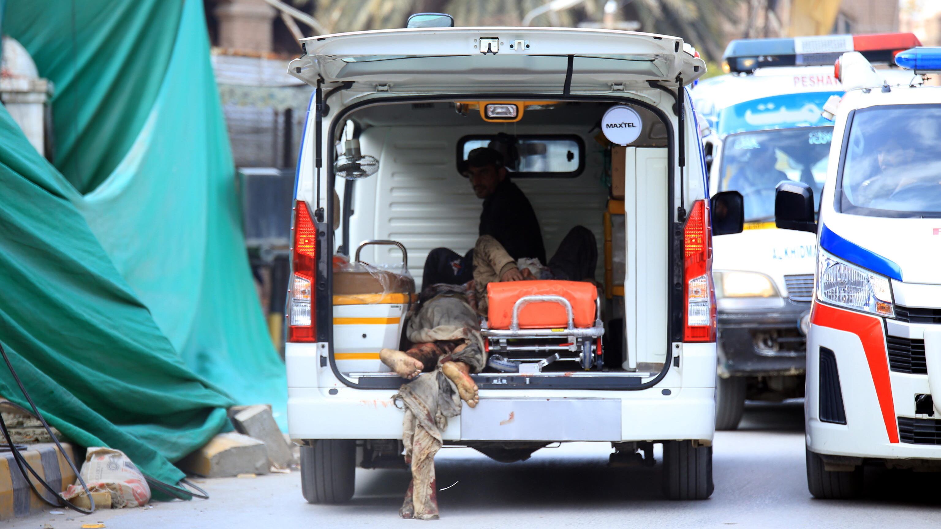 Attacco kamikaze in una moschea. Strage di poliziotti