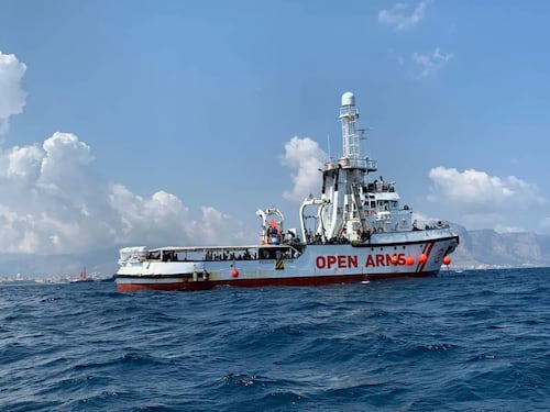 "Non siamo navi da crociera". L'assurda rimostranza della Ong straniera contro l'Italia