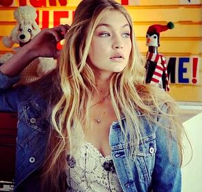 Gigi Hadid, la sexy modella sfreccia con Lewis Hamilton 9