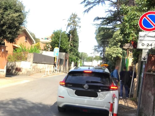 Polemica sul parcheggio dell'auto della Raggi