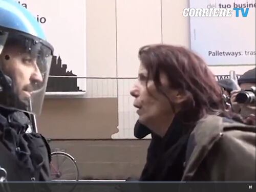 La contestatrice agli agenti: "I miei nonni uccisi dai fascisti. Da che parte state voi?"