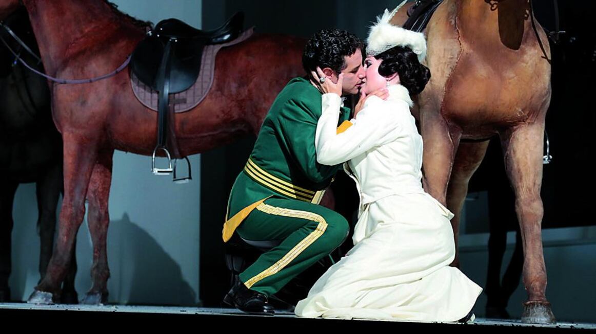 Pugni chiusi e bandiere rosse. Così Rossini diventa socialista