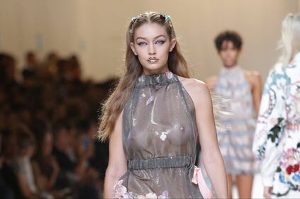 Gigi Hadid a seno nudo per Fendi 1