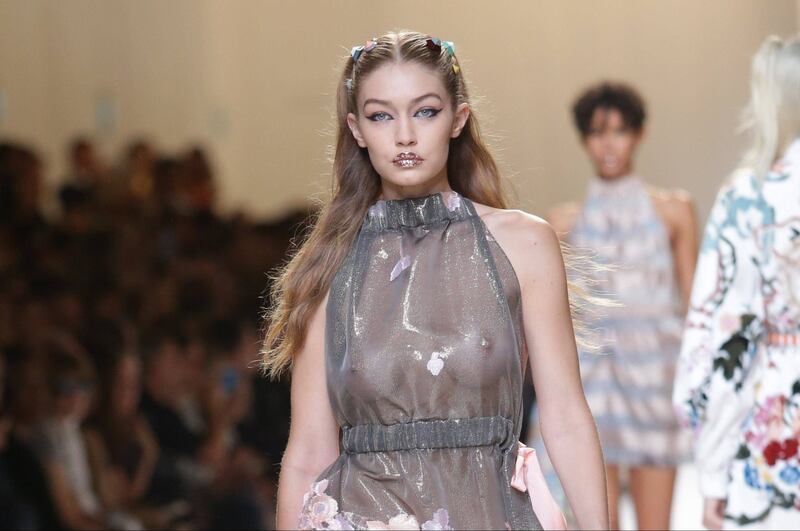 Gigi Hadid a seno nudo per Fendi 1