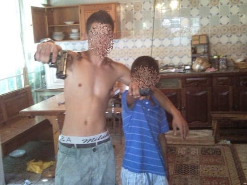 Cocaina, soldi e pistole: i rom fanno le star su Fb