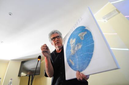 I terrapiattisti si riuniscono a Palermo per dimostrare che la Terra è piatta 8