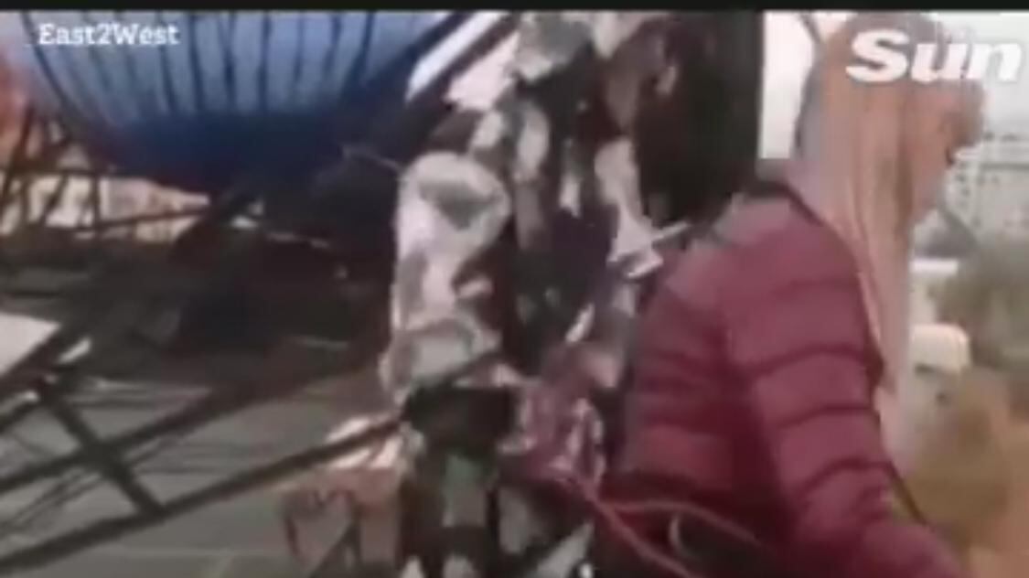 Si lancia col bungee jumping ma la corda non è fissata: muore davanti ai figli